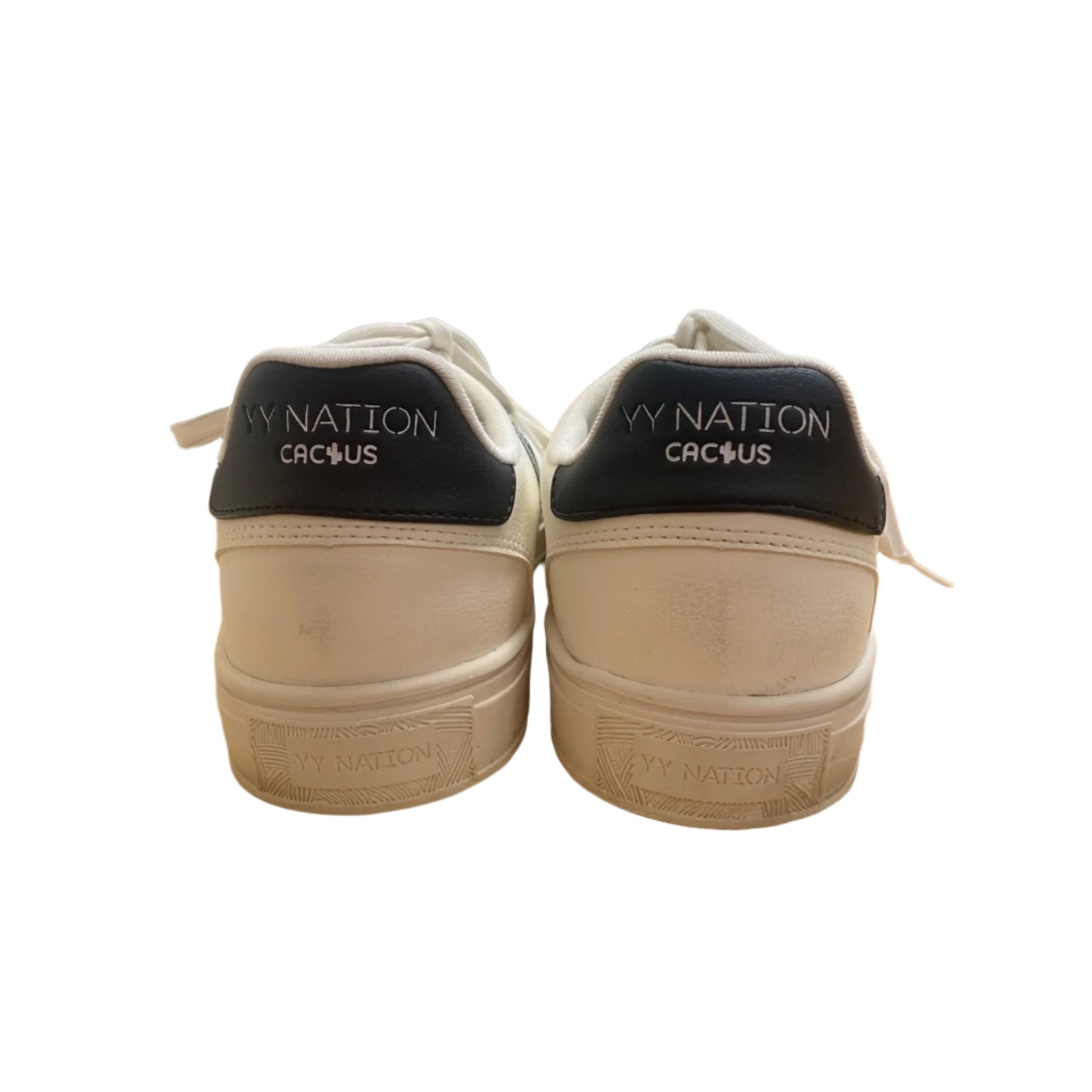 Shoes Sneakers By Clothes Mentor In White, Size: 10