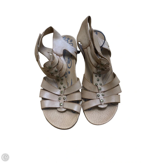Sandals Flats By Bare Traps In Tan, Size: 6.5