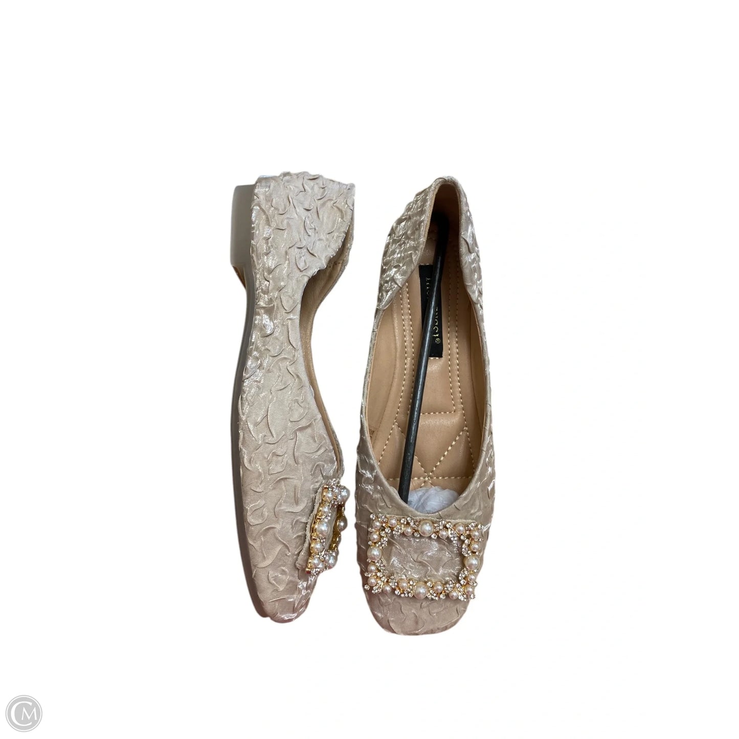 Shoes Flats By Clothes Mentor In Beige