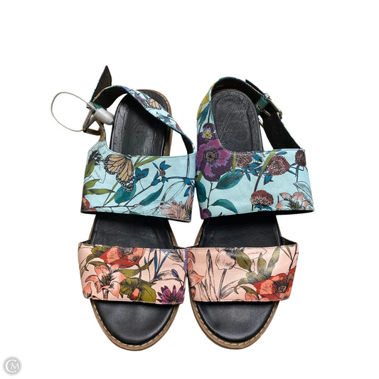 Sandals Flats By Clothes Mentor In Floral Print, Size: 10